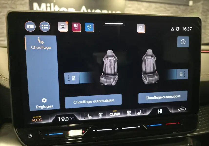 Écran tactile intérieur affichant le réglage du chauffage des sièges du CUPRA Formentor noir, vue frontale rapprochée.