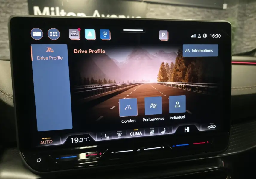 Écran tactile central affichant les modes de conduite dans l’habitacle du CUPRA Formentor noir, vue de face rapprochée.