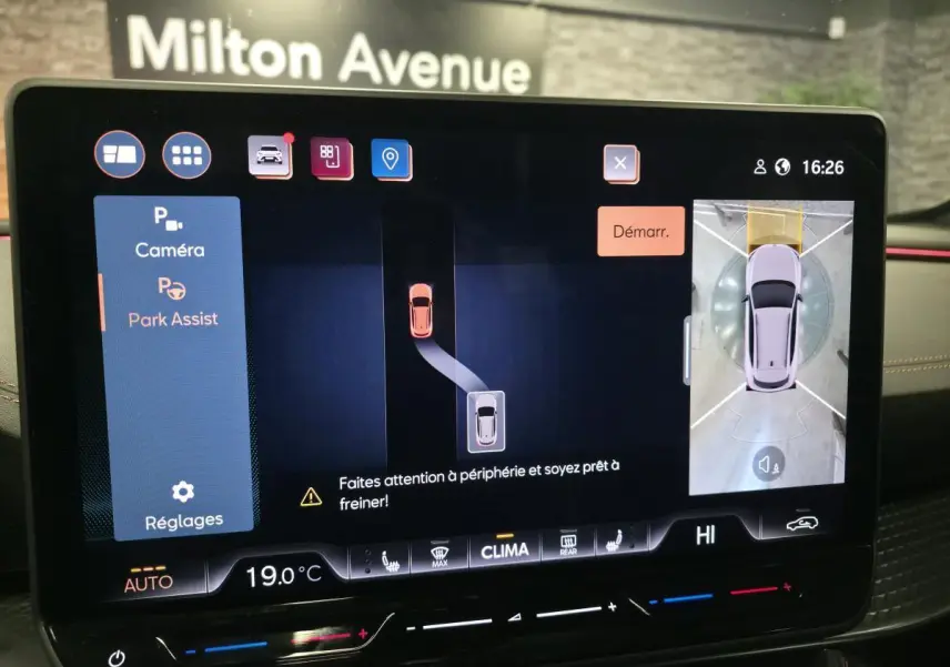 Écran tactile intérieur du CUPRA Formentor 2025 affichant l'assistance au stationnement avec vue 360° et réglage climatique.