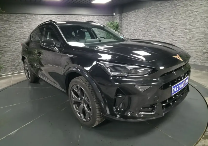 Vue 3/4 avant droite d'une CUPRA Formentor noire avec jantes alliage et signature lumineuse Tri-LED visible.