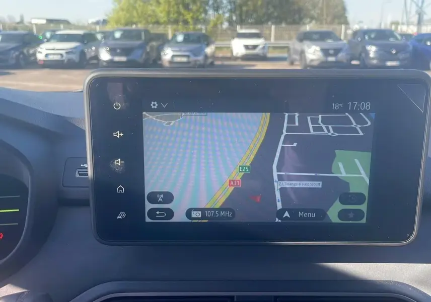 Écran tactile central du tableau de bord du Dacia Jogger 2024 affichant la navigation GPS en extérieur lumineux.