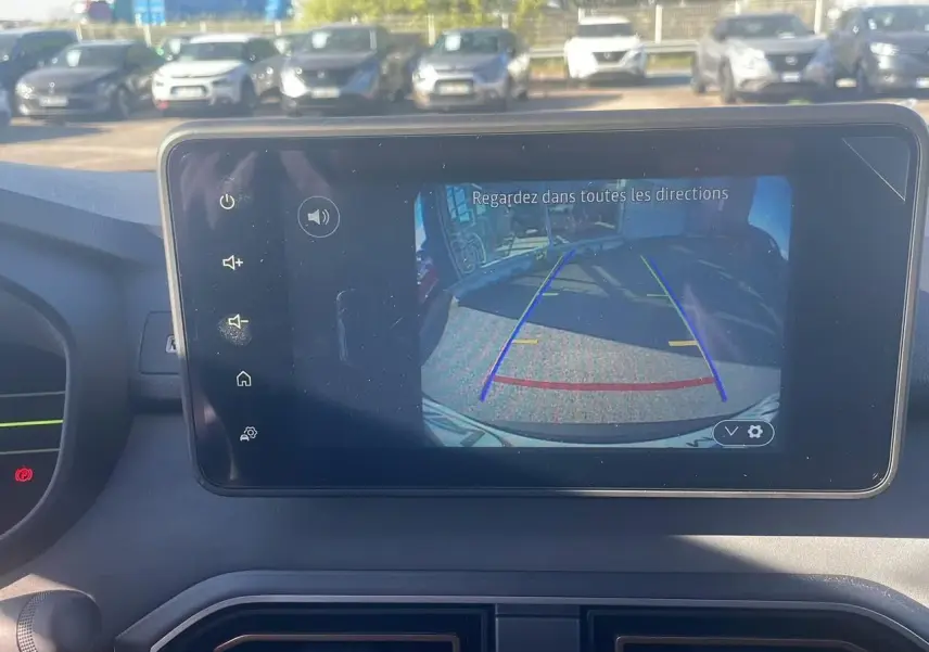Écran tactile central montrant la caméra de recul du Dacia Jogger noir nacré, vue intérieure avant du tableau de bord.