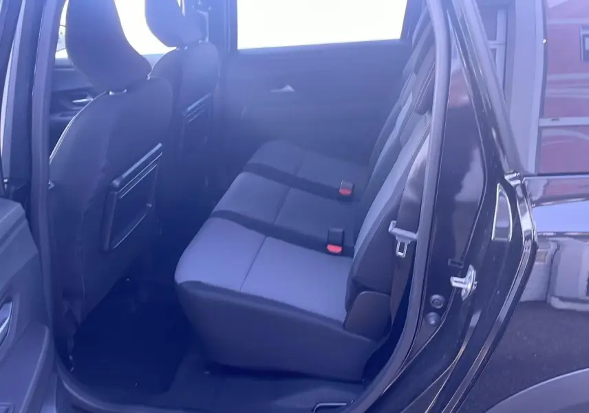 Vue côté droit sur la banquette arrière grise et noire du Dacia Jogger 1.6 hybrid noir nacré 2024 avec porte ouverte.