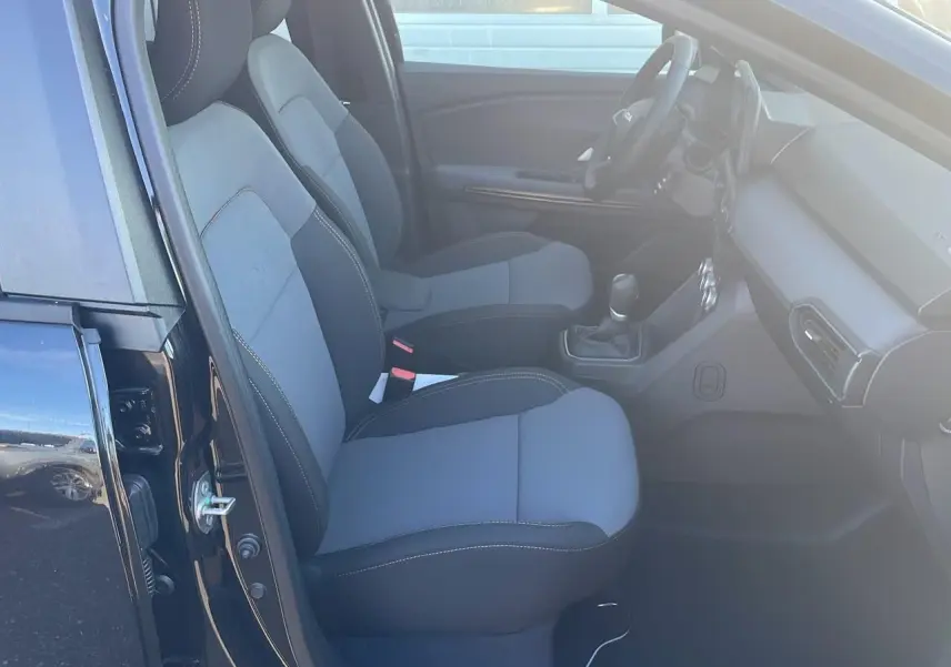 Vue côté gauche de l'intérieur du Dacia Jogger noir nacré 2024, montrant les sièges avant et le tableau de bord.