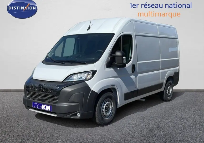 Peugeot Boxer Fourgon blanc banquise vu en 3/4 avant droit, avec pare-chocs noir et grande surface latérale lisse.