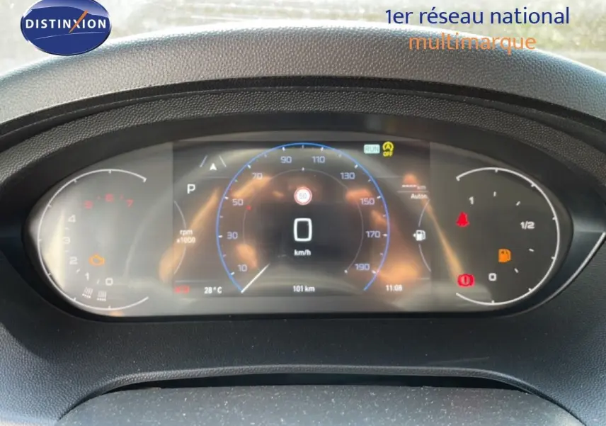 Tableau de bord numérique du Peugeot Boxer Fourgon 2025 affichant la vitesse à 0 km/h et plusieurs voyants allumés.