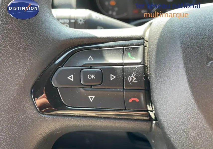 Vue rapprochée des commandes multifonctions sur le volant du Peugeot Boxer Fourgon blanc banquise 2025.