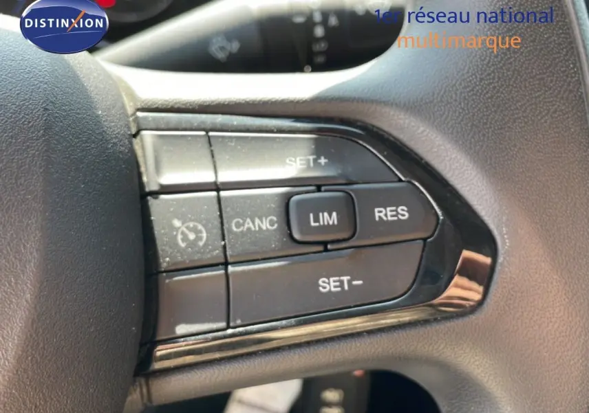 Gros plan sur les commandes de régulateur de vitesse au volant du Peugeot Boxer Fourgon blanc banquise 2025.