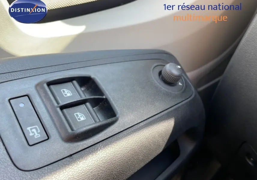 Gros plan sur les commandes des vitres électriques côté conducteur du Peugeot Boxer Fourgon blanc banquise.