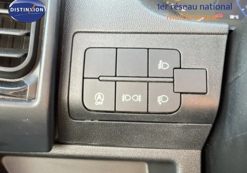 Gros plan sur les commandes d’éclairage intérieures du Peugeot Boxer Fourgon blanc, avec boutons et voyants lumineux.