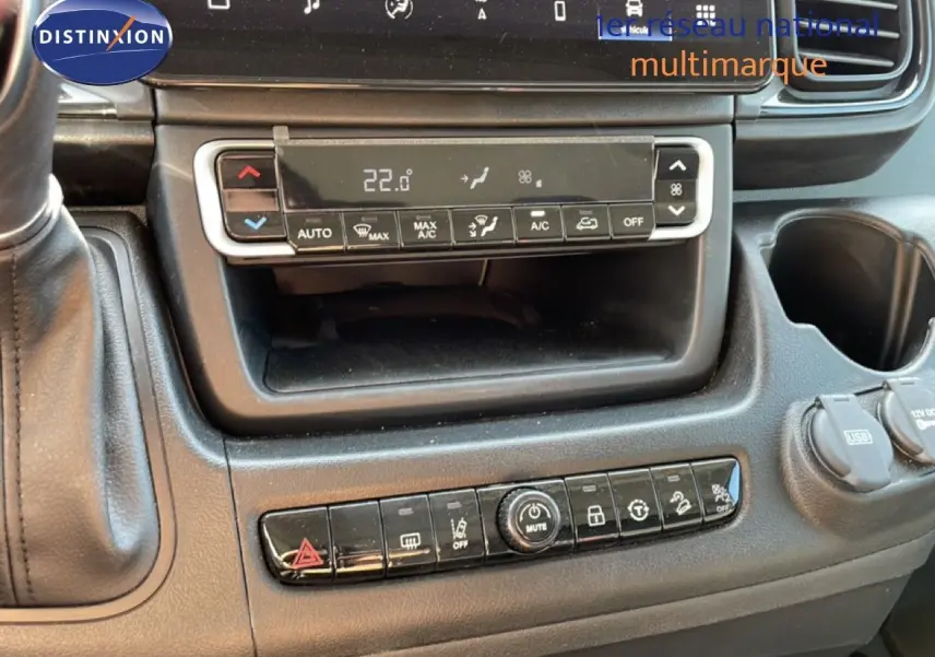 Vue rapprochée de la console centrale du Peugeot Boxer Fourgon 2025 avec commandes climatisation et ports USB visibles.