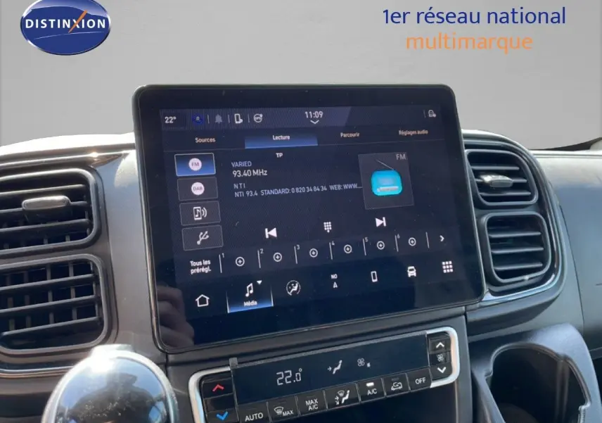 Écran tactile central du tableau de bord du Peugeot Boxer Fourgon blanc, avec commandes climatisation et radio visibles.