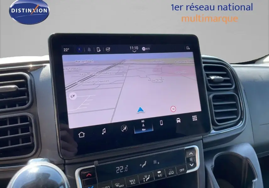 Écran tactile central du tableau de bord du Peugeot Boxer Fourgon 2025 avec navigation et commandes climatisation.