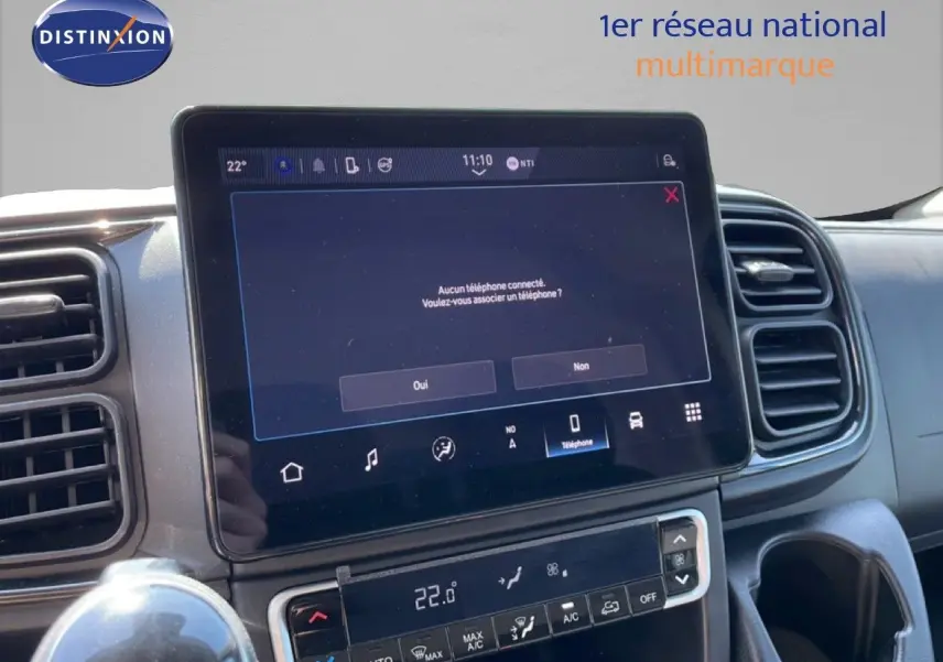 Vue rapprochée de l’écran tactile et de la console centrale du Peugeot Boxer Fourgon blanc, affichant la connectivité téléphone.