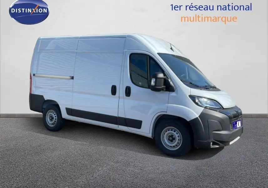 Vue de profil côté droit du Peugeot Boxer Fourgon blanc banquise avec pare-chocs noirs et roues acier.