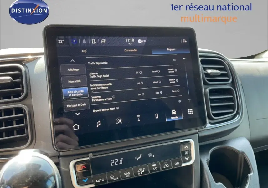 Écran tactile central du Peugeot Boxer Fourgon blanc banquise, vue intérieure du tableau de bord avec commandes climatisation.