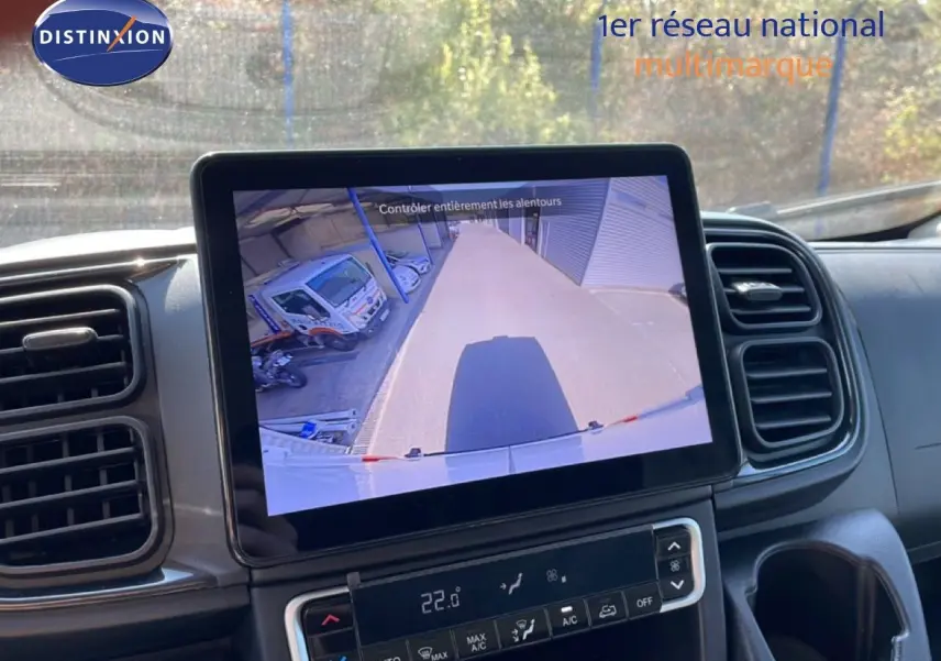Écran central montrant la caméra de recul d’un Peugeot Boxer Fourgon blanc banquise, vue intérieure avant.