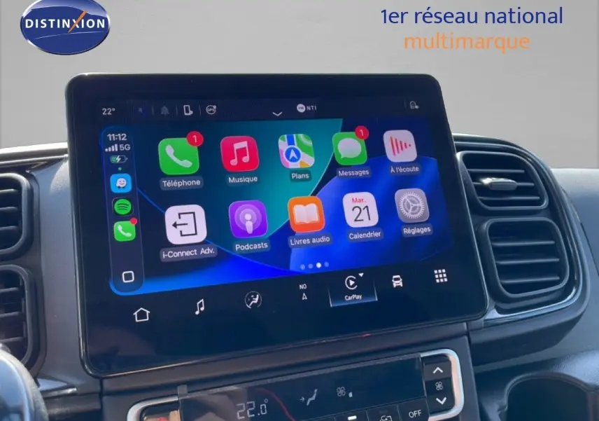 Vue intérieure centrée sur l'écran tactile multimédia du Peugeot Boxer Fourgon blanc banquise, affichant Apple CarPlay.