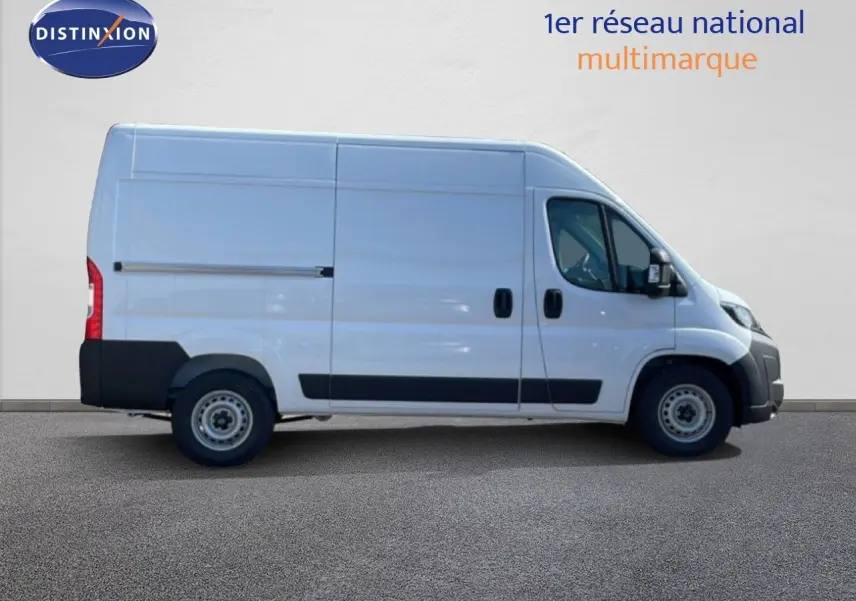 Profil droit du Peugeot Boxer Fourgon blanc banquise 2025, soulignant sa grande taille et ses portes latérales.
