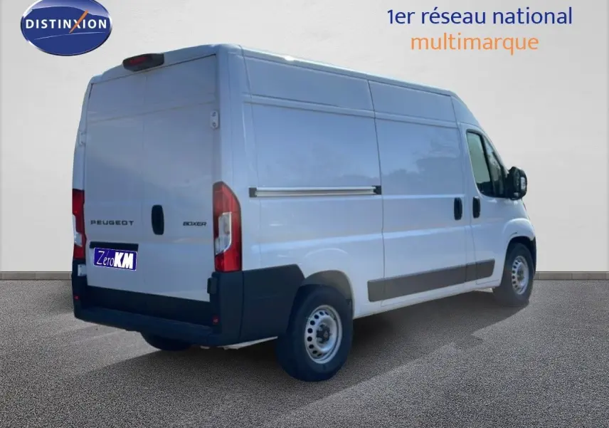 Vue 3/4 arrière droite d’un Peugeot Boxer Fourgon blanc banquise avec portes arrière fermées sur fond neutre.