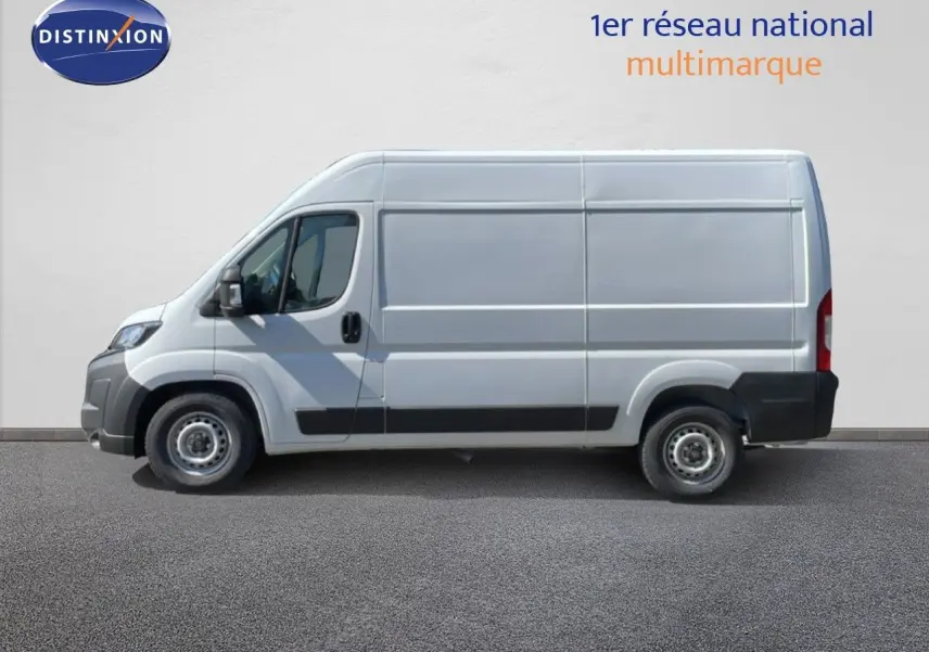 Vue de profil côté gauche du Peugeot Boxer Fourgon blanc banquise avec carrosserie longue et haute.