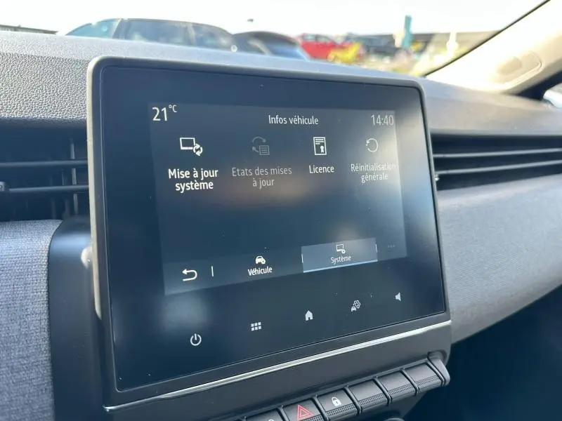 Écran tactile central du tableau de bord de la Renault Clio gris Rafale montrant le menu de mise à jour système