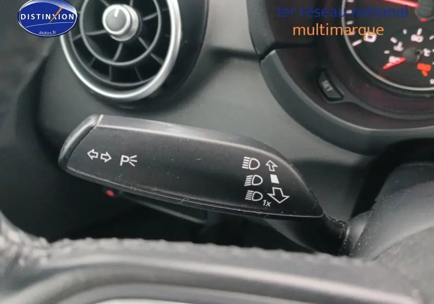 Gros plan sur la commande de clignotants à gauche dans l’habitacle d’une Audi A1 blanche de 2015.