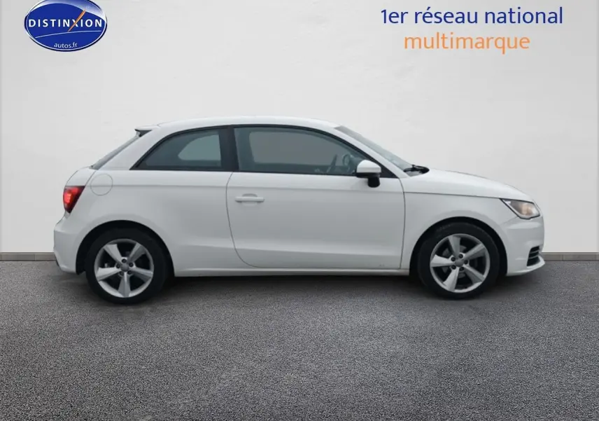 Profil droit d'une Audi A1 blanche de 2015 avec jantes alliage et feux arrière LED visibles sur fond neutre.