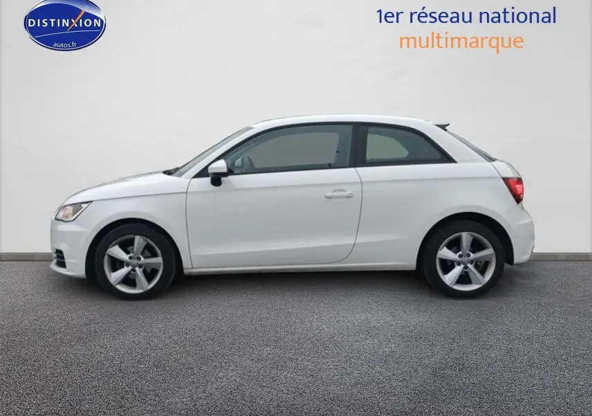 Profil côté gauche d'une Audi A1 blanche de 2015, avec jantes alu et feux arrière allumés.