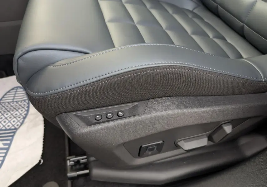 Gros plan sur le siège conducteur gris du Citroën C5 Aircross 2026 avec commandes électriques de réglage mémoire.