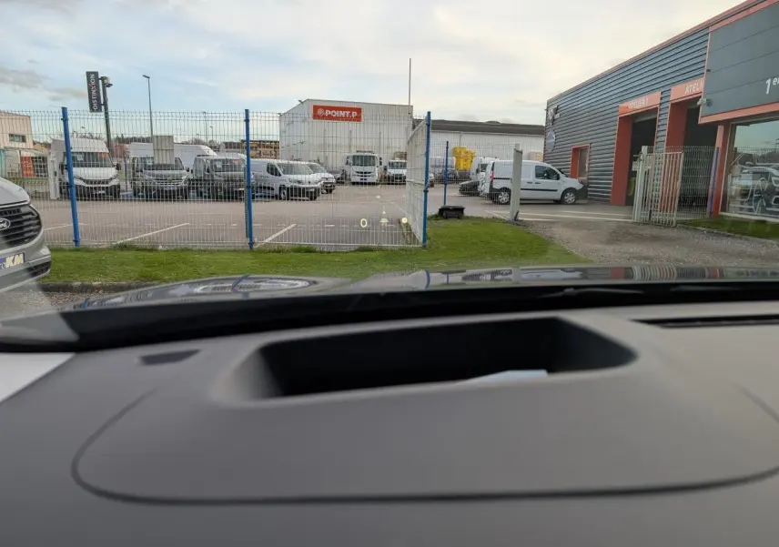 Vue depuis l'intérieur du Citroën C5 Aircross gris 2026, affichage tête haute visible sur le pare-brise.