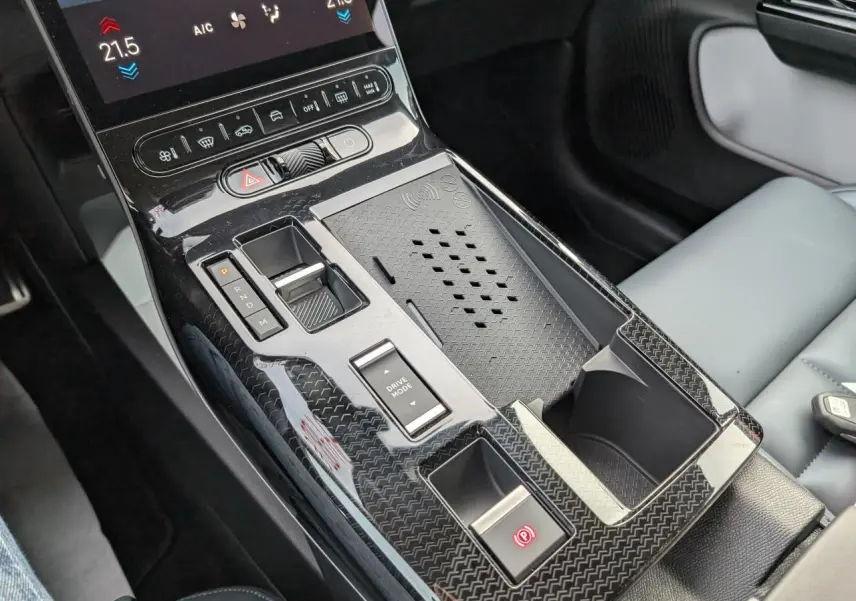 Vue rapprochée de la console centrale noire brillante en carbone du Citroën C5 Aircross 2026 avec commandes tactiles et siège gris.