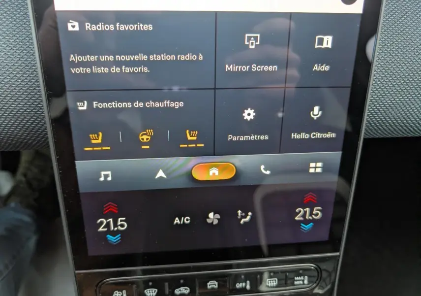 Écran tactile central vertical du Citroën C5 Aircross gris, affichant les réglages de chauffage et climatisation.