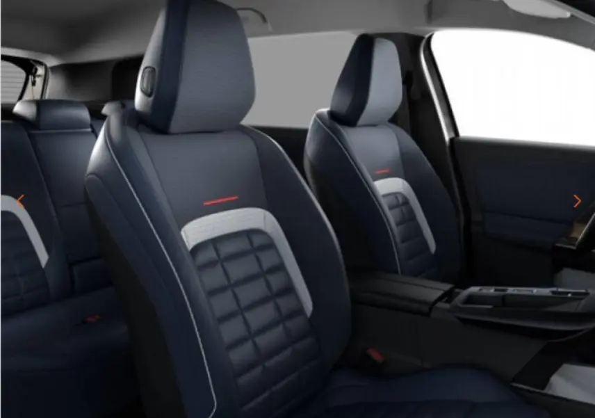 Vue intérieure des sièges avant et arrière bleu foncé du Citroën C5 Aircross avec inserts gris clair et surpiqûres rouges.