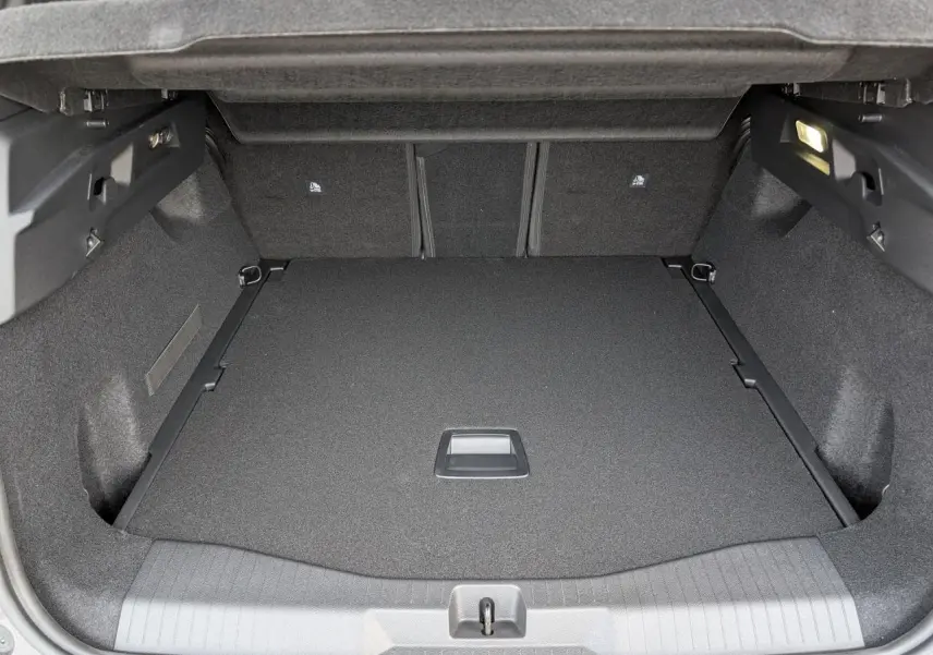 Vue intérieure du coffre spacieux et propre du Citroën C5 Aircross gris, avec éclairage latéral allumé.