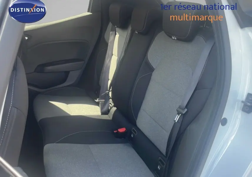 Vue intérieure côté droit montrant les sièges arrière en tissu gris et noir d'une Renault Clio blanche 2025.