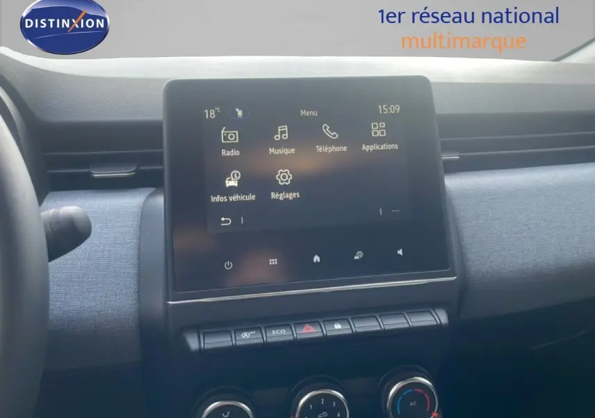 Vue rapprochée de l’écran tactile central et de la console de la Renault Clio blanche, version 2025, avec commandes climatisation.