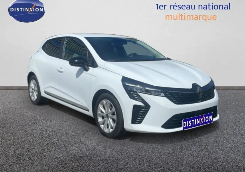 Renault Clio blanche vue 3/4 avant droit, avec calandre noire et jantes alliage argentées.