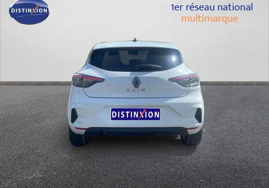 Vue arrière d'une Renault Clio blanche 2025 avec feux LED et logo distinctif sur fond neutre.