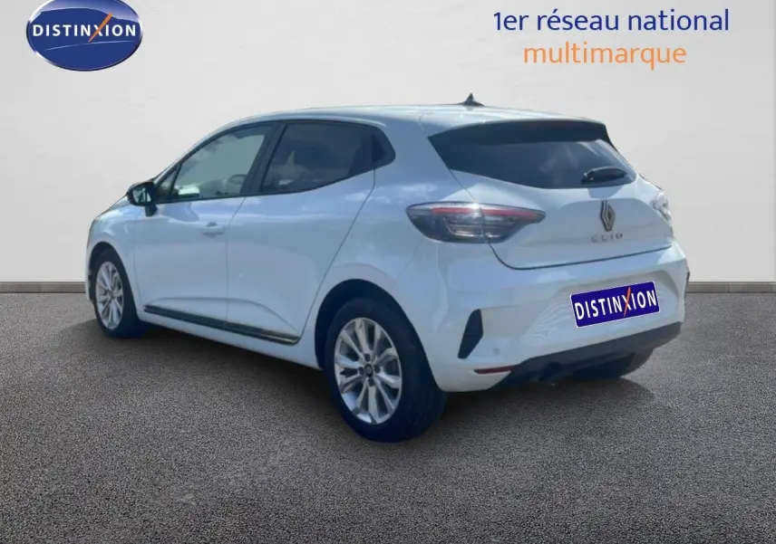 Renault Clio blanche vue 3/4 arrière droit, avec vitres teintées et jantes alliage 16 pouces.