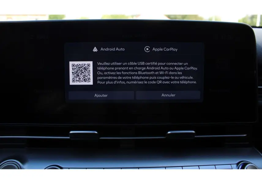 Écran tactile central du Hyundai Kona 2024 affichant les options Android Auto et Apple CarPlay.