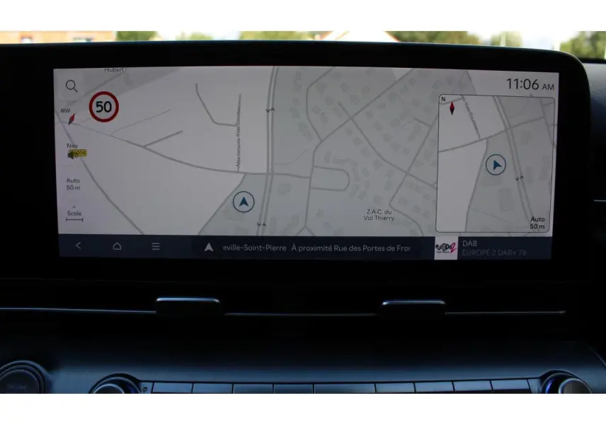 Écran tactile 12,3 pouces du Hyundai Kona 2024 affichant la navigation et la radio DAB, vue intérieure frontale.