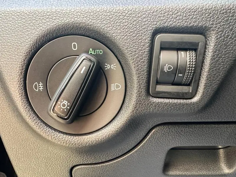 Gros plan sur les commandes d’éclairage intérieures noires du Skoda Kamiq 2020, avec réglage automatique et variateur de hauteur.