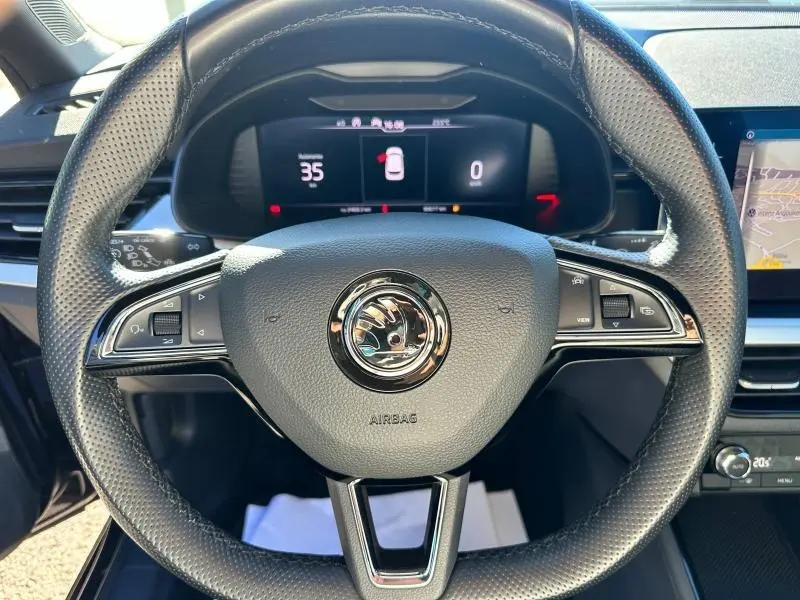 Vue rapprochée du volant cuir multifonction noir du Skoda Kamiq 2020 avec tableau de bord numérique allumé.