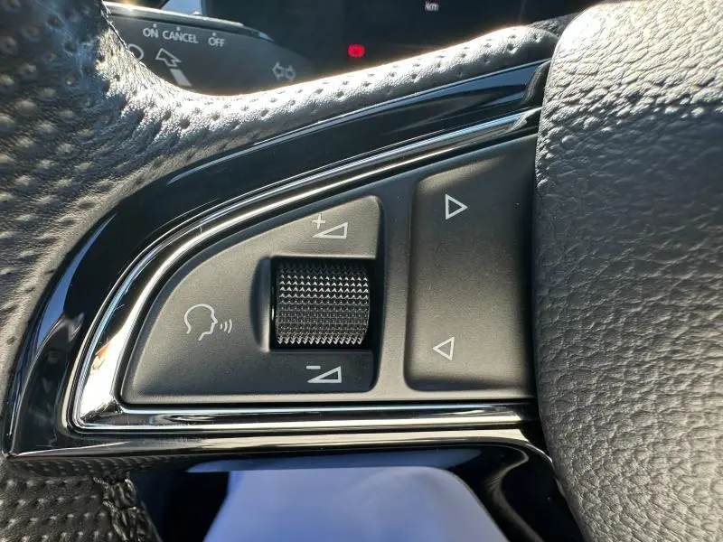 Gros plan sur les commandes de volume vocal et navigation du volant cuir noir du Skoda Kamiq 2020 finition Ambition.