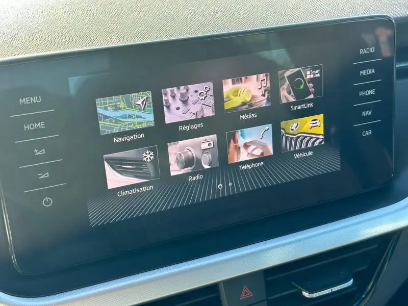 Écran tactile central du Skoda Kamiq 2020 affichant le menu principal avec options navigation, médias et véhicule