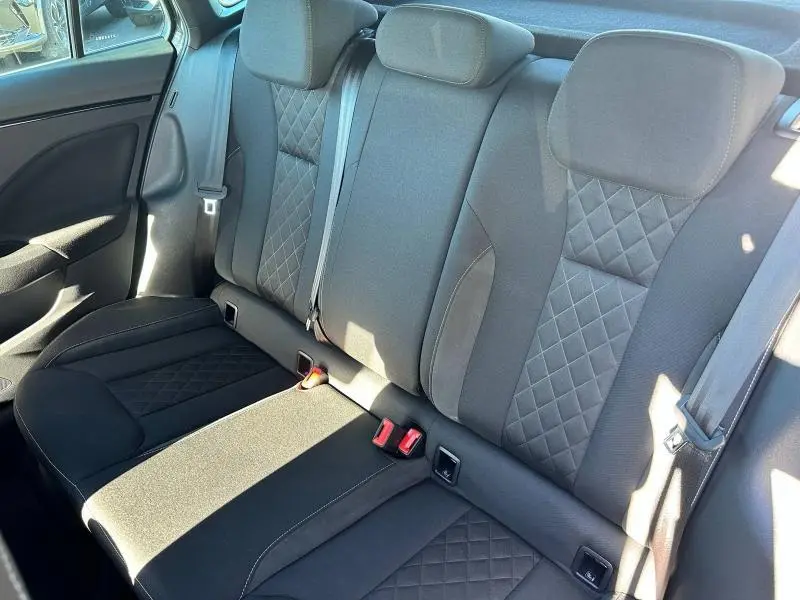Vue intérieure sur la banquette arrière noire matelassée du Skoda Kamiq 2020 avec ceintures et appuie-têtes intégrés.