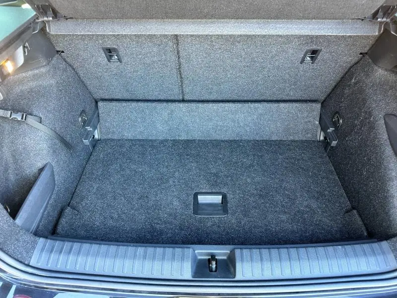 Coffre ouvert vu de dessus du Skoda Kamiq 2020, revêtement gris foncé et espace de rangement spacieux.