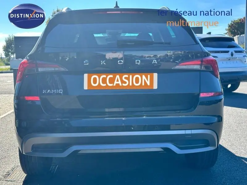 Vue arrière d'un Skoda Kamiq noir avec feux arrière LED et plaque d'immatriculation "OCCASION" visible en plein jour.