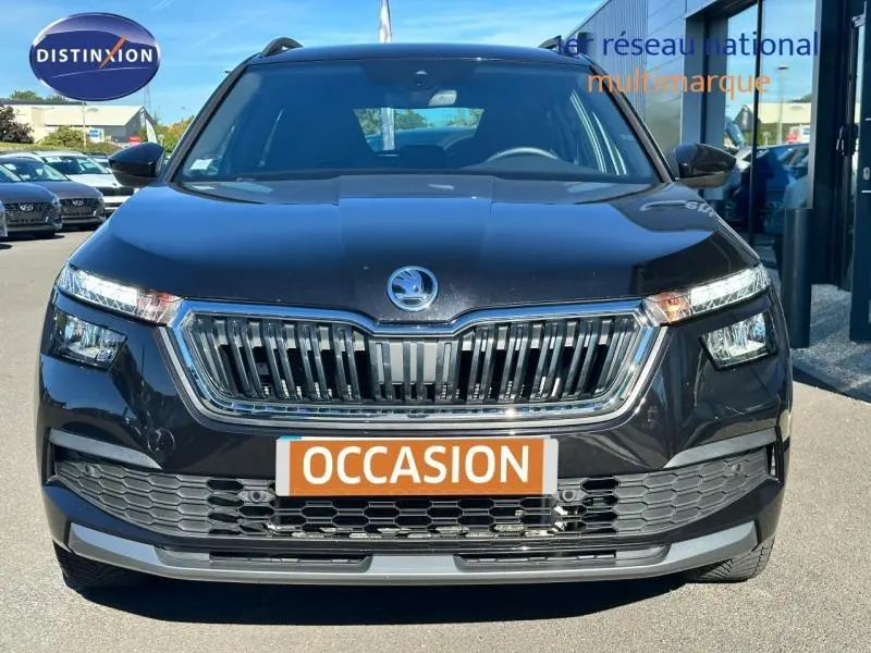 Vue frontale d'un Skoda Kamiq noir 2020 avec calandre chromée et plaque "OCCASION" visible.